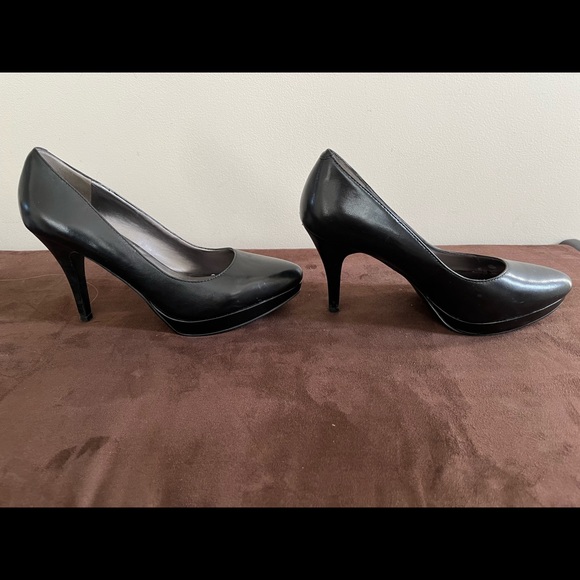 Size 6 Black Nine West heels - Picture 4 of 4